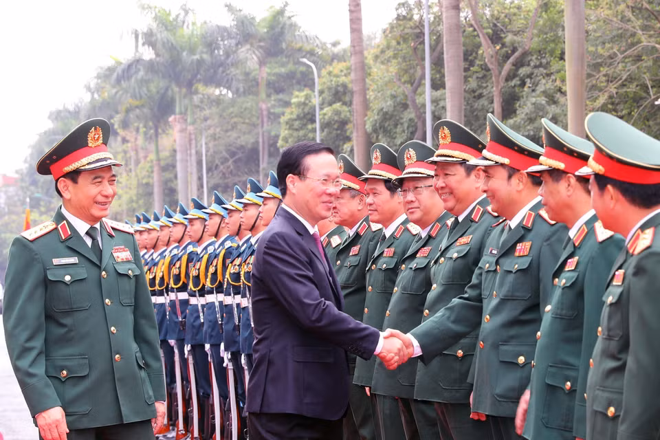 Chủ tịch nước Võ Văn Thưởng với lãnh đạo Bộ Quốc phòng.(Ảnh: Trọng Đức/TTXVN)