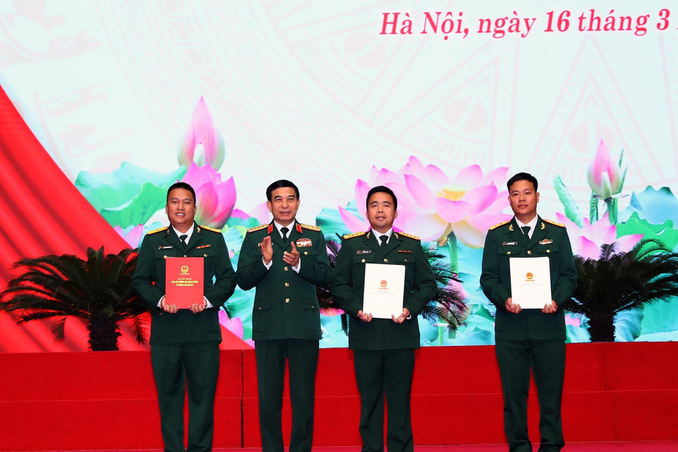 Đại tướng Phan Văn Giang, Bộ trưởng Bộ Quốc phòng trao Quyết định của Bộ trưởng Bộ Quốc phòng về thăng quân hàm cho các gương mặt trẻ tiêu biểu. (Ảnh: Trọng Đức/TTXVN)