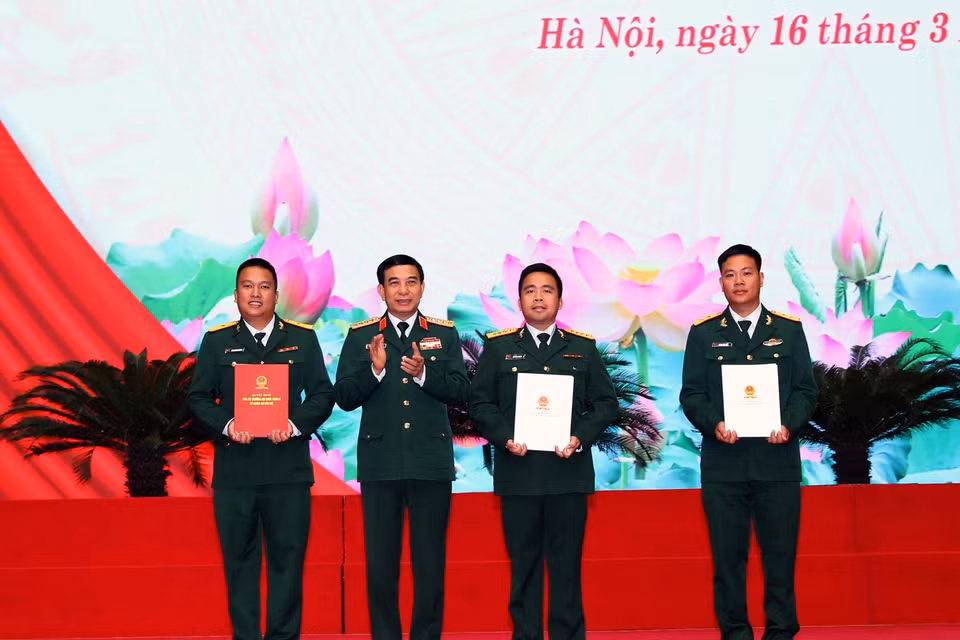 Đại tướng Phan Văn Giang, Bộ trưởng Bộ Quốc phòng trao Quyết định của Bộ trưởng Bộ Quốc phòng về thăng quân hàm cho các gương mặt trẻ tiêu biểu. (Ảnh: Trọng Đức/TTXVN)