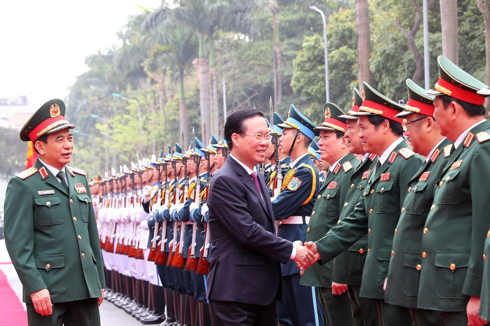 Chủ tịch nước Võ Văn Thưởng với lãnh đạo Bộ Quốc phòng.(Ảnh: Trọng Đức/TTXVN)