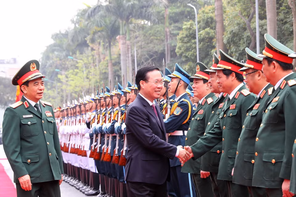 Chủ tịch nước Võ Văn Thưởng với lãnh đạo Bộ Quốc phòng.(Ảnh: Trọng Đức/TTXVN)