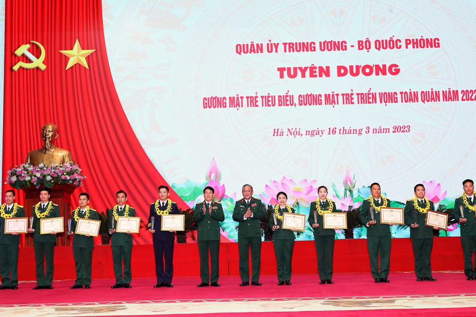 Đại tướng Lương Cường, Chủ nhiệm Tổng cục Chính trị Quân đội nhân dân Việt Nam và Thượng tướng Võ Minh Lương, Thứ trưởng Bộ Quốc phòng trao Bằng khen của Bộ trưởng Bộ Quốc phòng cho 10 gương mặt trẻ tiêu biểu toàn quân. (Ảnh: Trọng Đức/TTXVN)