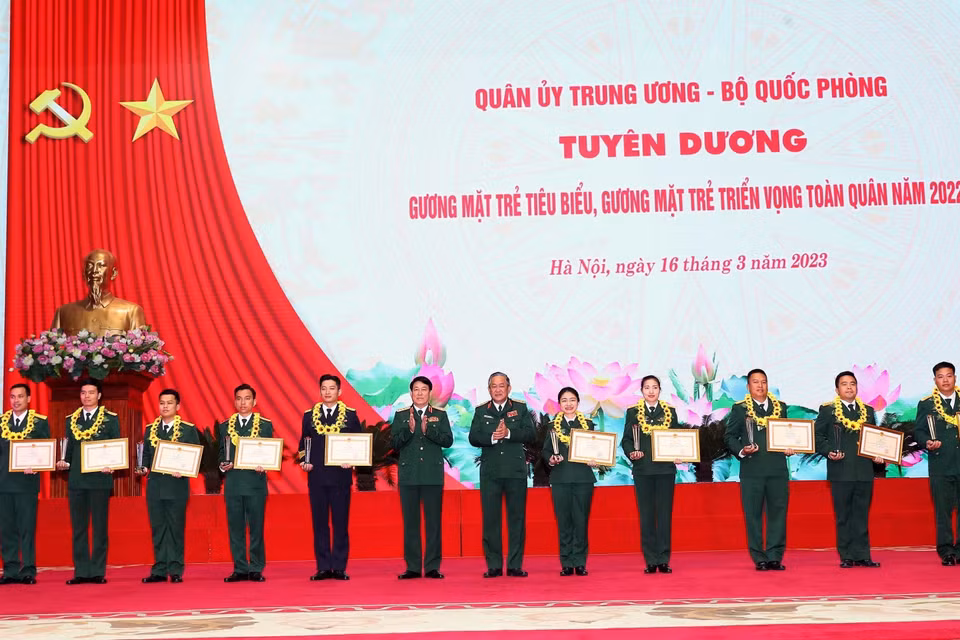 Đại tướng Lương Cường, Chủ nhiệm Tổng cục Chính trị Quân đội nhân dân Việt Nam và Thượng tướng Võ Minh Lương, Thứ trưởng Bộ Quốc phòng trao Bằng khen của Bộ trưởng Bộ Quốc phòng cho 10 gương mặt trẻ tiêu biểu toàn quân. (Ảnh: Trọng Đức/TTXVN)