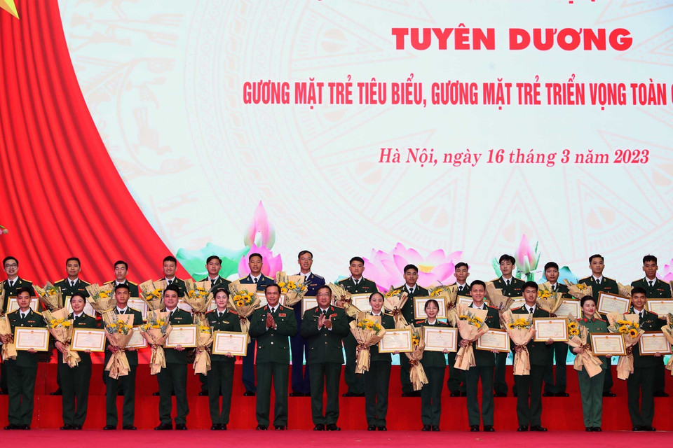 Thượng tướng Vũ Hải Sản, Thứ trưởng Bộ Quốc phòng và Thượng tướng Phạm Hoài Nam, Thứ trưởng Bộ Quốc phòng trao Bằng khen của Tổng cục Chính trị cho các gương mặt trẻ triển vọng toàn quân. (Ảnh: Trọng Đức/TTXVN)