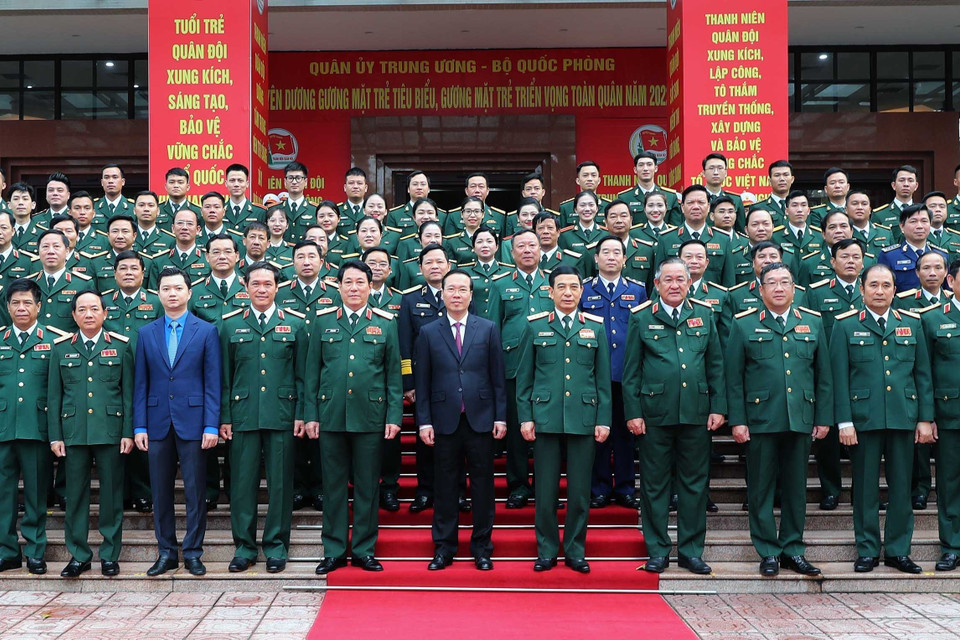 Chủ tịch nước Võ Văn Thưởng cùng các đại biểu tham dự buổi lễ. (Ảnh: Trọng Đức/TTXVN)