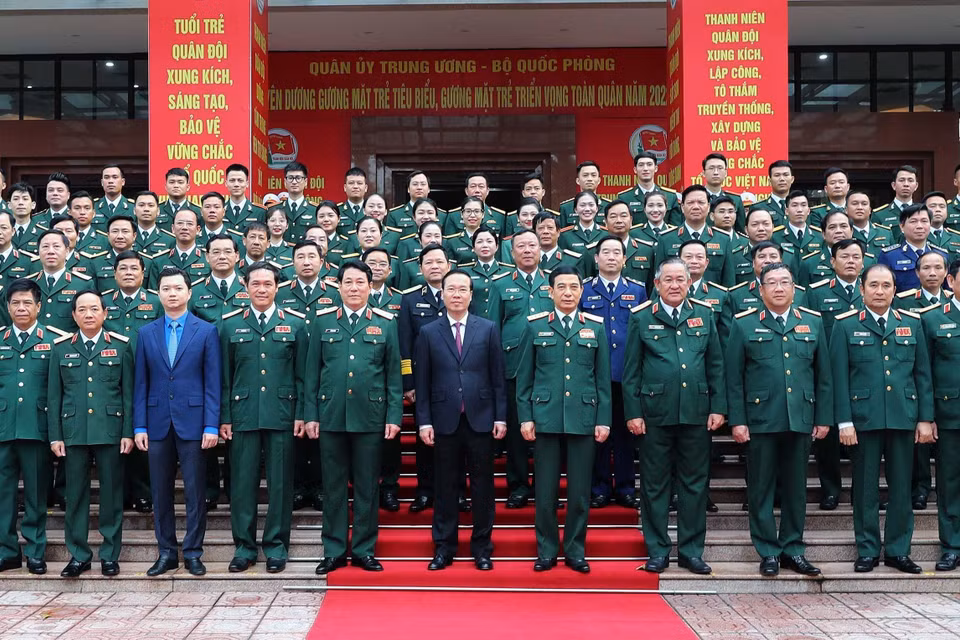 Chủ tịch nước Võ Văn Thưởng cùng các đại biểu tham dự buổi lễ. (Ảnh: Trọng Đức/TTXVN)