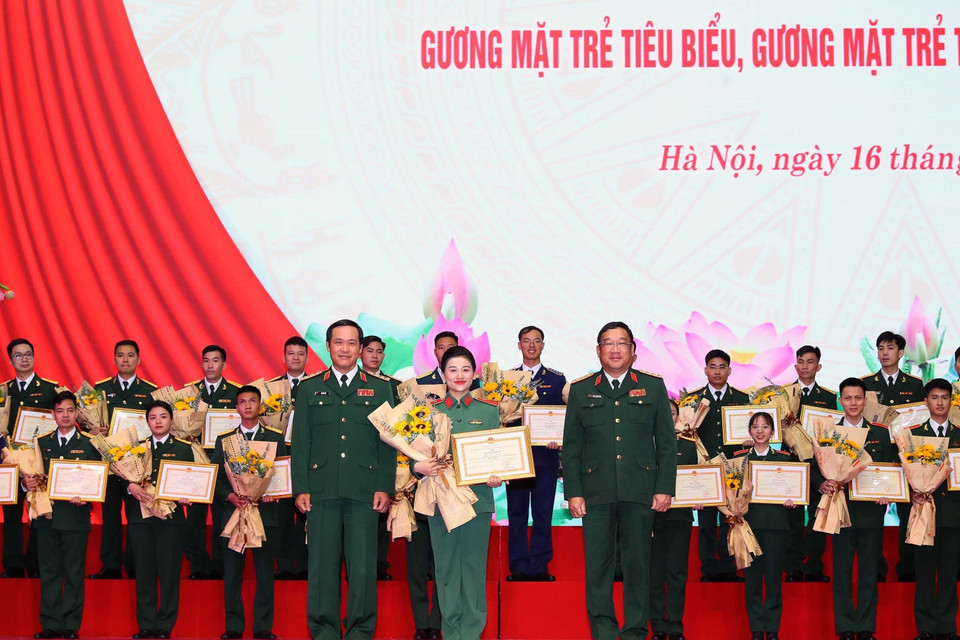 Thượng tướng Vũ Hải Sản, Thứ trưởng Bộ Quốc phòng và Thượng tướng Phạm Hoài Nam, Thứ trưởng Bộ Quốc phòng trao Bằng khen của Tổng cục Chính trị cho các gương mặt trẻ triển vọng toàn quân. (Ảnh: Trọng Đức/TTXVN)