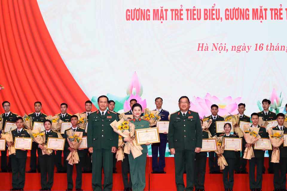 Thượng tướng Vũ Hải Sản, Thứ trưởng Bộ Quốc phòng và Thượng tướng Phạm Hoài Nam, Thứ trưởng Bộ Quốc phòng trao Bằng khen của Tổng cục Chính trị cho các gương mặt trẻ triển vọng toàn quân. (Ảnh: Trọng Đức/TTXVN)