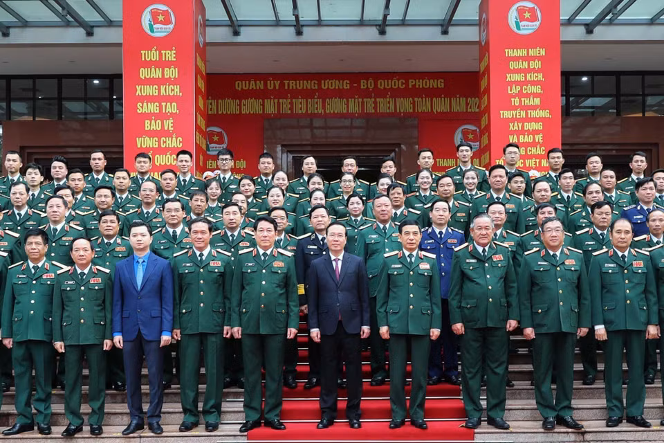 Chủ tịch nước Võ Văn Thưởng cùng các đại biểu tham dự buổi lễ. (Ảnh: Trọng Đức/TTXVN)