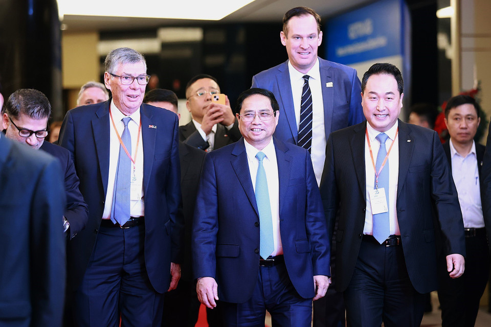 Thủ tướng Phạm Minh Chính với các đại biểu tổ chức quốc tế, Hiệp hội doanh nghiệp nước ngoài tham dự diễn đàn. (Ảnh: Dương Giang/TTXVN)