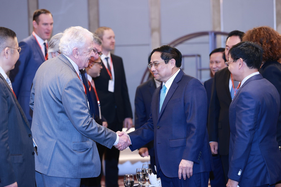 Thủ tướng Phạm Minh Chính với đại diện các tổ chức quốc tế tham dự Diễn đàn doanh nghiệp Việt Nam thường niên 2023.(Ảnh: Dương Giang/TTXVN)