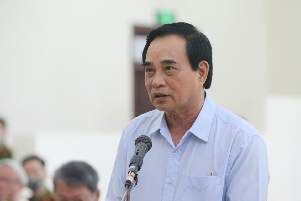 Bị cáo Văn Hữu Chiến, cựu Chủ tịch UBND thành phố Đà Nẵng khai báo trước tòa. (Ảnh: Doãn Tấn/TTXVN)