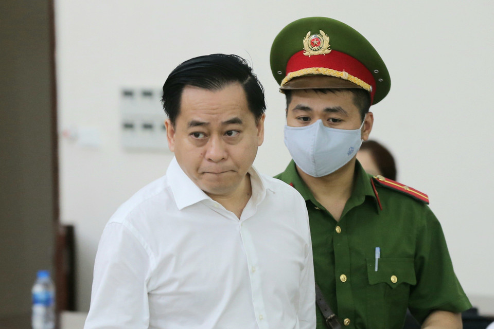 Cảnh sát dẫn giải bị cáo Phan Văn Anh Vũ (cựu Chủ tịch HĐQT Công ty cổ phần Xây dựng 79, Công ty cổ phần Bắc Nam 79). (Ảnh: Doãn Tấn/TTXVN)