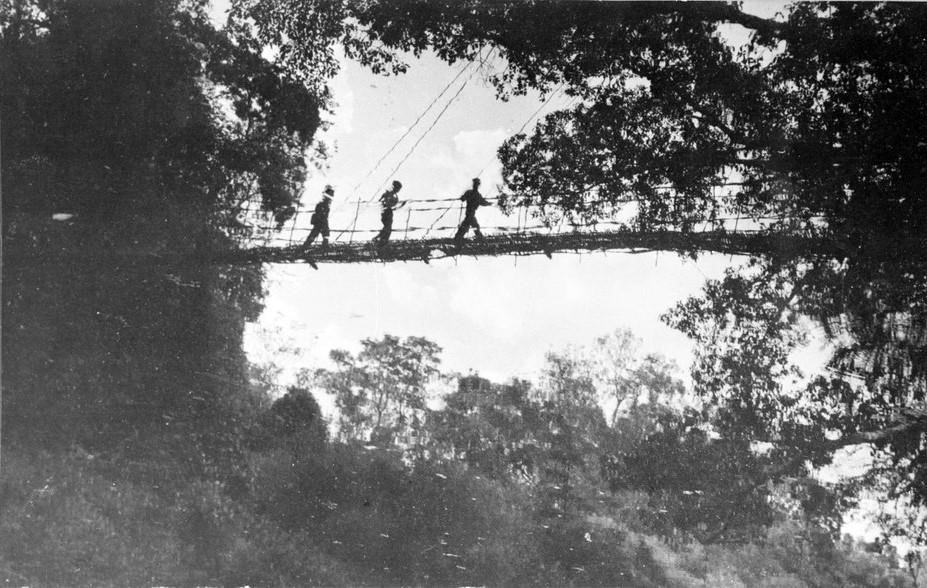 Cầu treo trên đường Trường Sơn-đường Hồ Chí Minh huyền thoại. Suốt 16 năm, từ ngày mở đường đến khi kết thúc chiến tranh, bộ đội Trường Sơn đã xây dựng được hơn 20.000km đường ôtô, 1.400 km đường ống dẫn xǎng dầu, 3.140km 'đường kín' cho xe chạy ban ngày và hàng ngàn cầu, cống, ngầm. (Ảnh: Hoàng Kim Đáng/TTXVN phát)