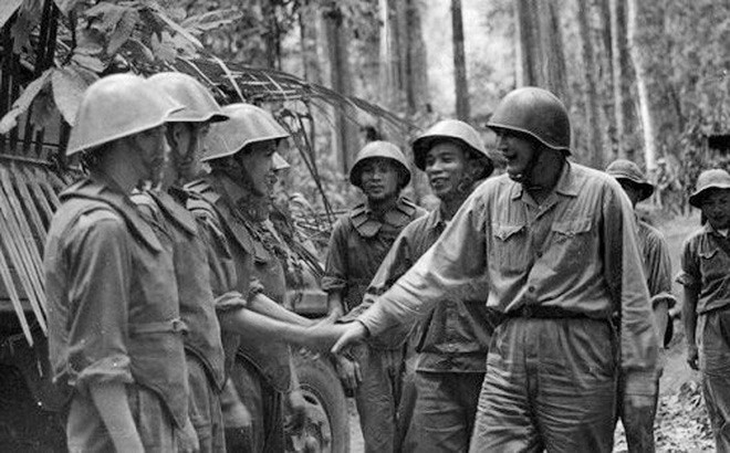 Trung tướng Đồng Sỹ Nguyên (phải), Tư lệnh Bộ đội Trường Sơn đến thăm cán bộ, chiến sỹ Tiểu đoàn vận tải 101 trong một chiến dịch vận chuyển, mùa khô năm 1970-1971. Ông là một trong những vị tướng có vai trò quan trọng trong việc xây dựng tuyến đường Trường Sơn - đường Hồ Chí Minh huyền thoại. (Ảnh: Tư liệu/TTXVN phát)