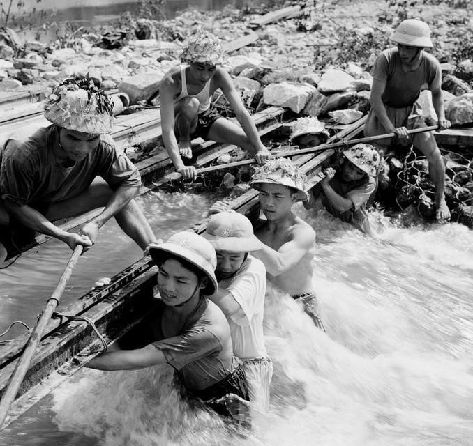 Những ngày đầu tiên khai phá đường Trường Sơn-đường Hồ Chí Minh, bộ đội ta đã bí mật vạch tuyến đi qua những vùng núi hiểm trở, cheo leo với khẩu hiệu 'Đi không dấu, nấu không khói, nói không tiếng'. (Ảnh: Trần Phác/TTXVN)