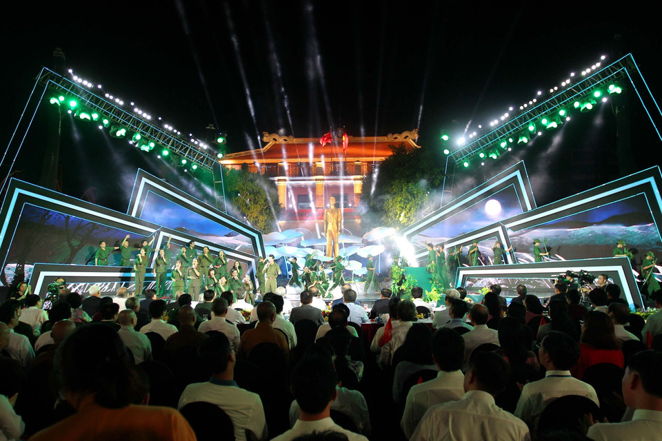 Tiết mục văn nghệ trong chương trình cầu truyền hình Hồ Chí Minh - Sáng ngời ý chí Việt Nam tại điểm cầu Bến Nhà Rồng, TP. Hồ Chí Minh. (Ảnh: Thanh Vũ/TTXVN)
