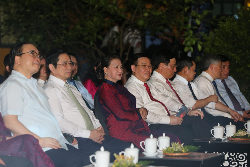 Chủ tịch Quốc hội Nguyễn Thị Kim Ngân và các đồng chí lãnh đạo Đảng, Nhà nước dự Cầu truyền hình tại Hà Nội. (Ảnh Doãn Tấn/TTXVN)