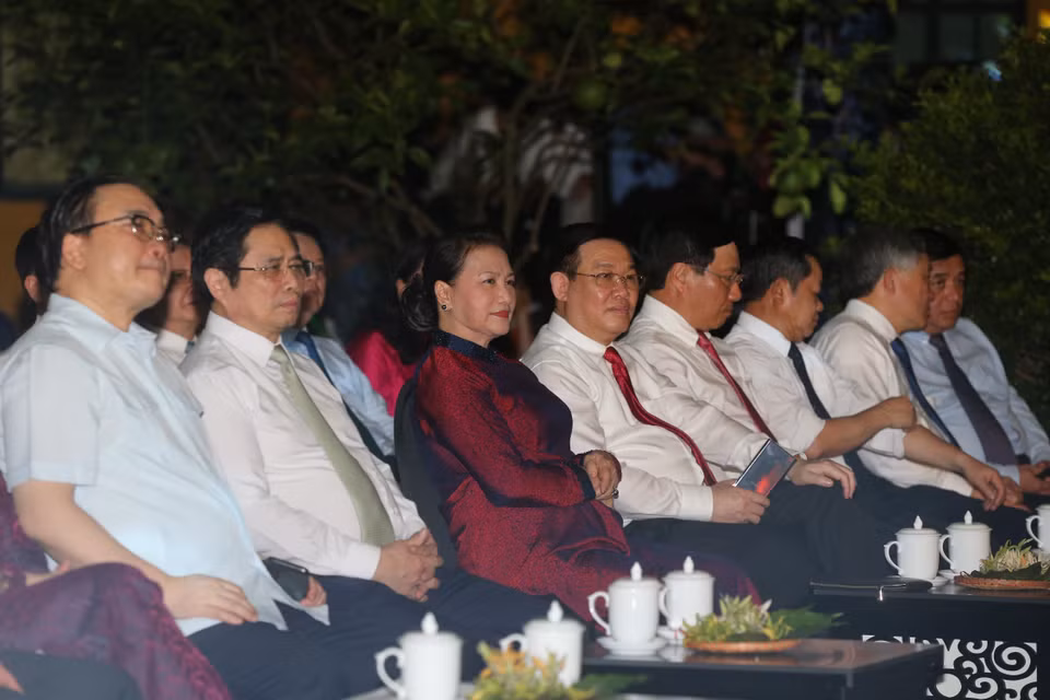 Chủ tịch Quốc hội Nguyễn Thị Kim Ngân và các đồng chí lãnh đạo Đảng, Nhà nước dự Cầu truyền hình tại Hà Nội. (Ảnh Doãn Tấn/TTXVN)