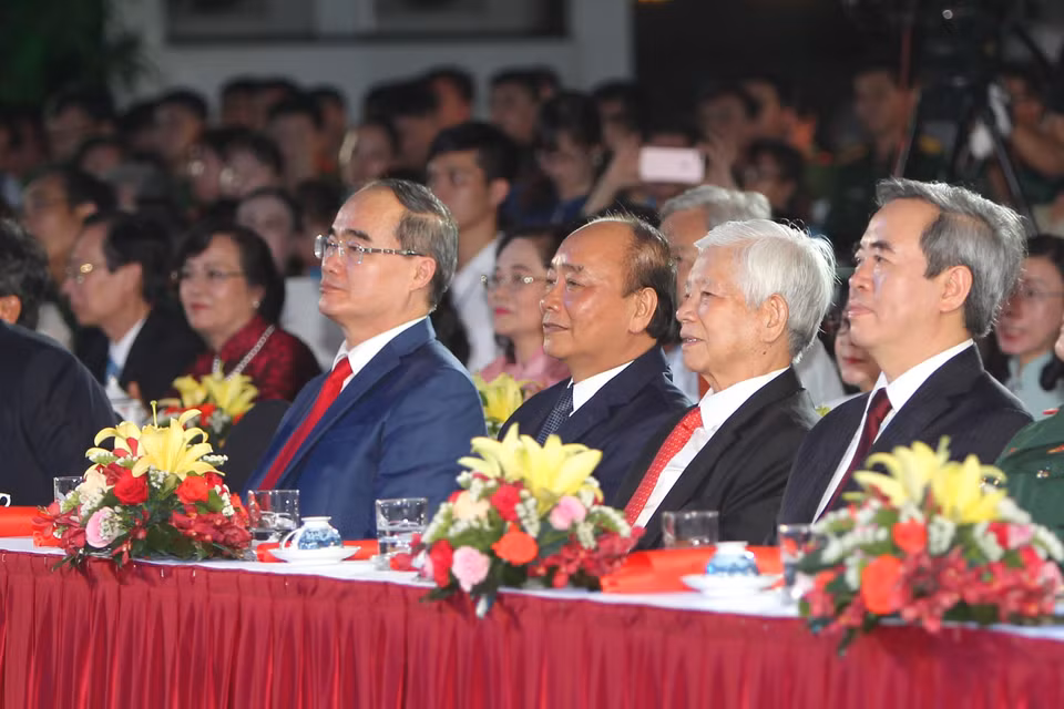 Thủ tướng Nguyễn Xuân Phúc và các đồng chí lãnh đạo Đảng, Nhà nước, các đại biểu dự chương trình cầu truyền hình 'Hồ Chí Minh - Sáng ngời ý chí Việt Nam' tại điểm cầu Bến Nhà Rồng, TP. Hồ Chí Minh. (Ảnh: Thanh Vũ/TTXVN)