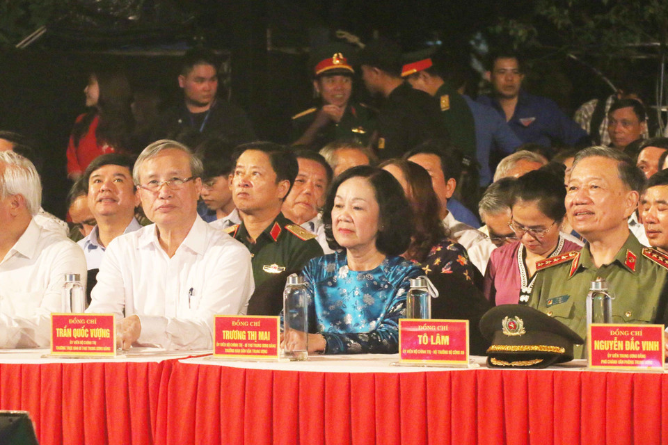 Đồng chí Trần Quốc Vượng, Ủy viên Bộ Chính trị, Thường trực Ban Bí thư (áo trắng thứ 2 từ trái sang) dự điểm cầu tại Nghệ An. (Ảnh: Nguyễn Oanh/TTXVN)