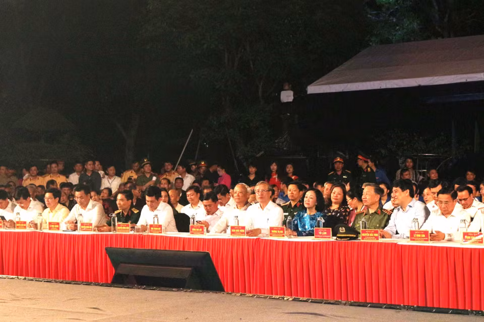 Các nhà lãnh đạo Đảng, nhà nước dự chương trình tại điểm Nghệ An. (Ảnh: Nguyễn Oanh/TTXVN)