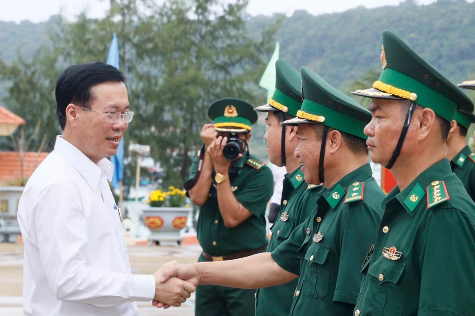 Chủ tịch nước Võ Văn Thưởng với cán bộ, chiến sỹ Đồn Biên phòng Thổ Châu. (Ảnh: Thống Nhất/TTXVN)