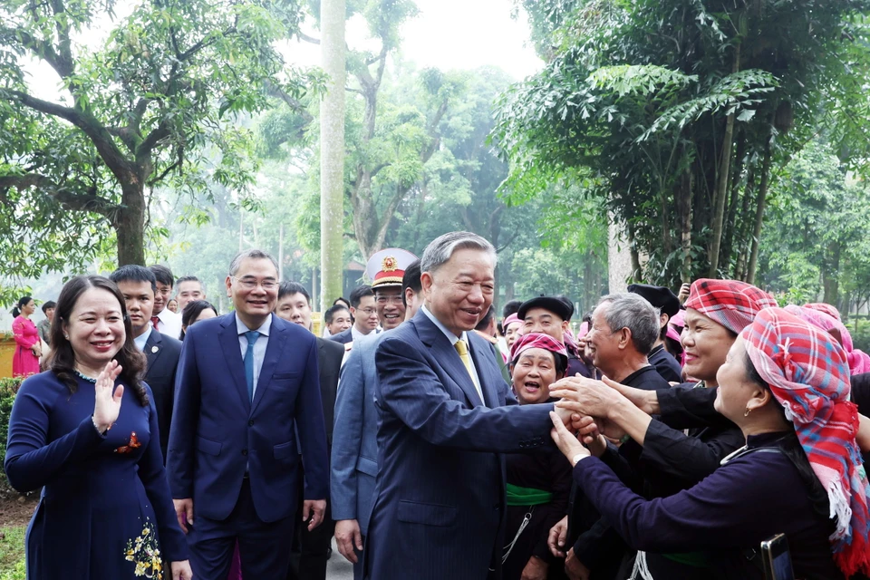 Chủ tịch nước Tô Lâm với nhân dân tại Khu Di tích Chủ tịch Hồ Chí Minh trong Phủ Chủ tịch. (Ảnh: Thống Nhất/TTXVN)