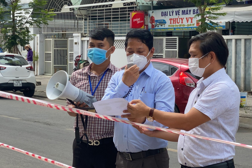  Lãnh đạo địa phương công bố gỡ phong tỏa khu chung cư 12T3. (Ảnh: Văn Dũng/TTXVN)