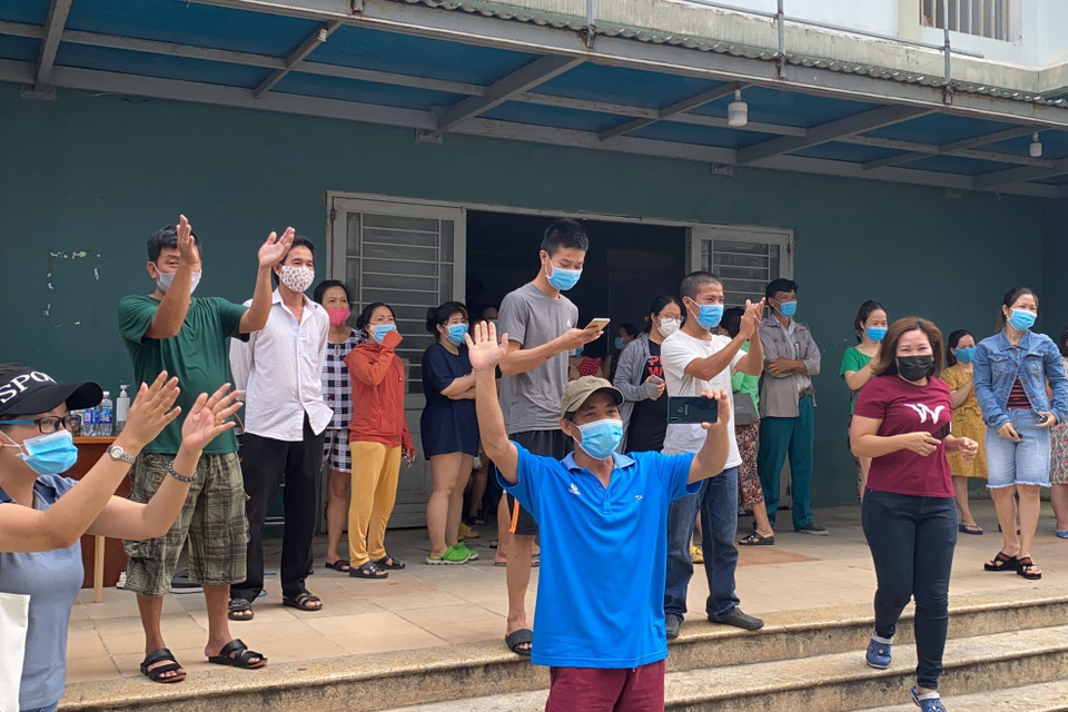 Người dân chung cư 12T3 vui mừng sau khi được gỡ phong tỏa. (Ảnh: Văn Dũng/TTXVN)