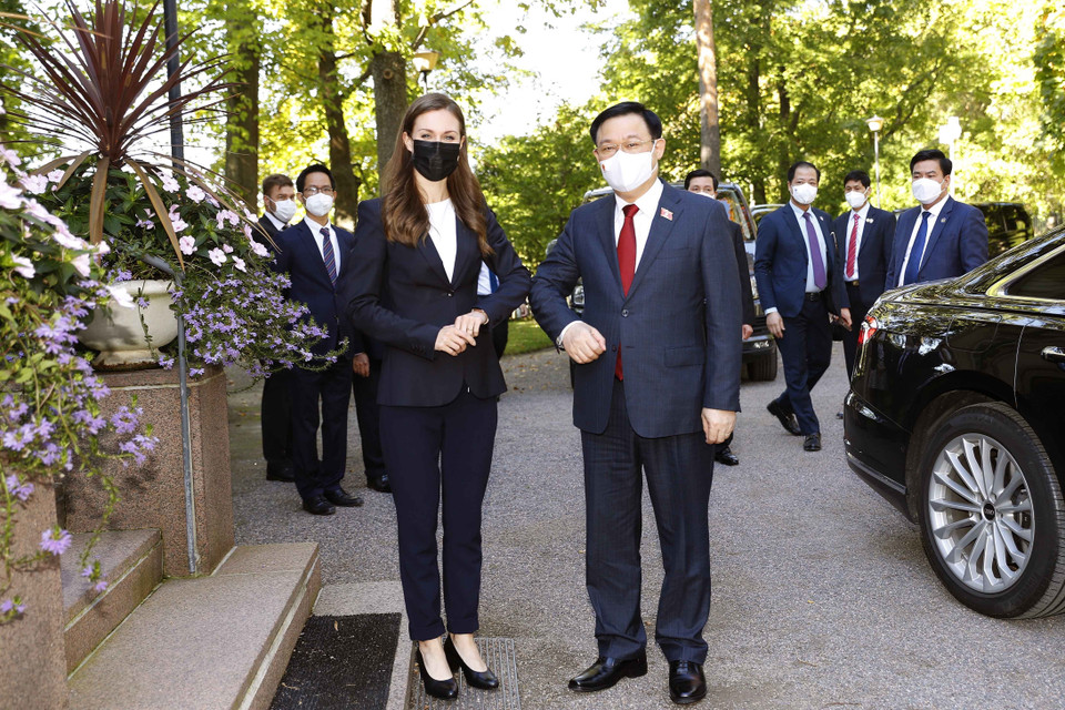 Thủ tướng Cộng hòa Phần Lan Sanna Marin đón Chủ tịch Quốc hội Vương Đình Huệ. (Ảnh: Doãn Tấn/TTXVN)