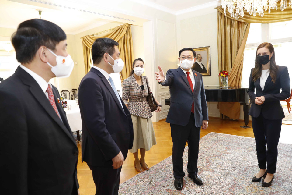 Chủ tịch Quốc hội Vương Đình Huệ giới thiệu thành viên đoàn Việt Nam. (Ảnh: Doãn Tấn/TTXVN)