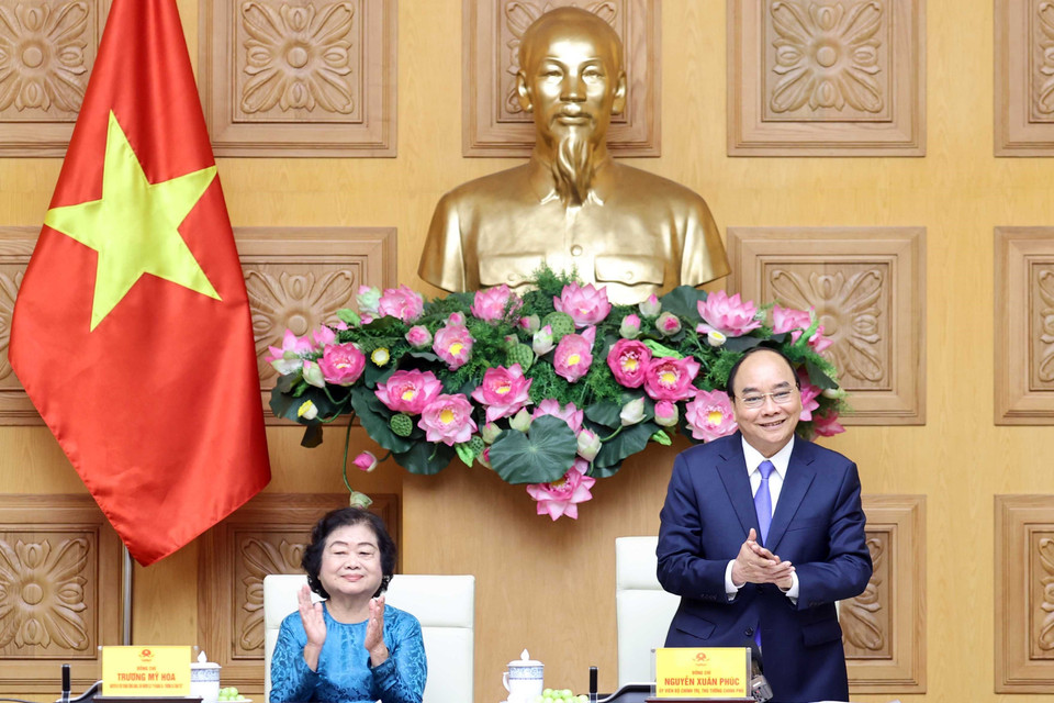 Thủ tướng Nguyễn Xuân Phúc và nguyên Phó Chủ tịch nước Trương Mỹ Hoa tại buổi gặp mặt. (Ảnh: Thống Nhất/TTXVN)