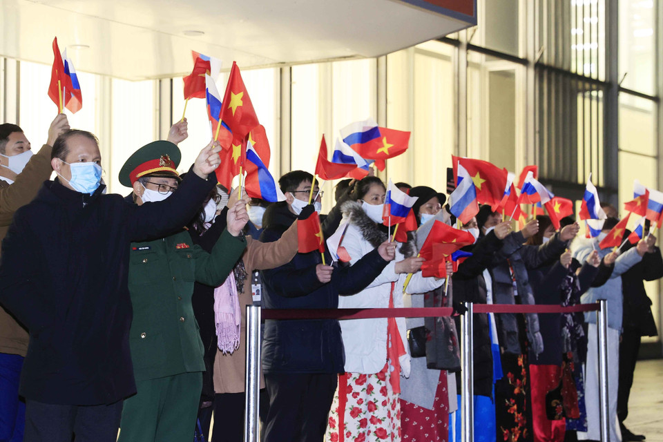 Cán bộ nhân viên Đại sứ quán Việt Nam tại Liên bang Nga và phu nhân cán bộ cơ quan ngoại giao đón Chủ tịch nước Nguyễn Xuân Phúc và Phu nhân cùng đoàn đại biểu cấp cao Việt Nam tại sân bay. (Ảnh: Thống Nhất/TTXVN)