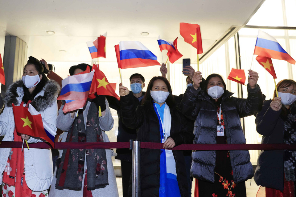 Cán bộ nhân viên Đại sứ quán Việt Nam tại Liên bang Nga và phu nhân cán bộ cơ quan ngoại giao đón Chủ tịch nước Nguyễn Xuân Phúc và Phu nhân cùng đoàn đại biểu cấp cao Việt Nam tại sân bay. (Ảnh: Thống Nhất/TTXVN)