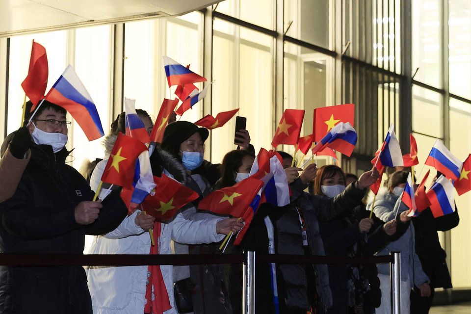 Cán bộ nhân viên Đại sứ quán Việt Nam tại Liên bang Nga và phu nhân cán bộ cơ quan ngoại giao đón Chủ tịch nước Nguyễn Xuân Phúc và Phu nhân cùng đoàn đại biểu cấp cao Việt Nam tại sân bay. (Ảnh: Thống Nhất/TTXVN)