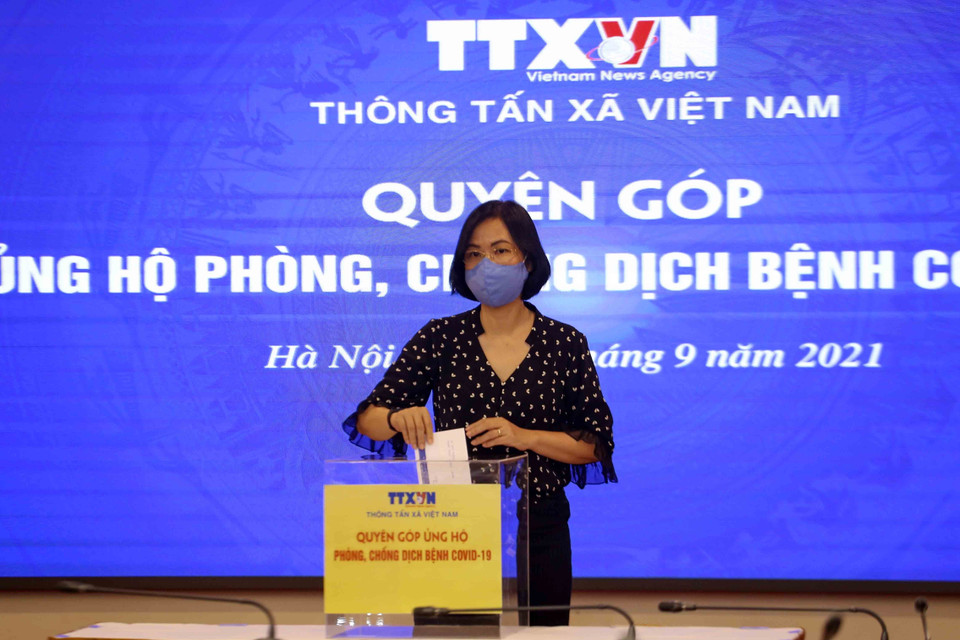 Tổng Giám đốc TTXVN Vũ Việt Trang quyên góp, ủng hộ Quỹ phòng, chống dịch COVID-19. (Ảnh: Tuấn Đức/TTXVN)
