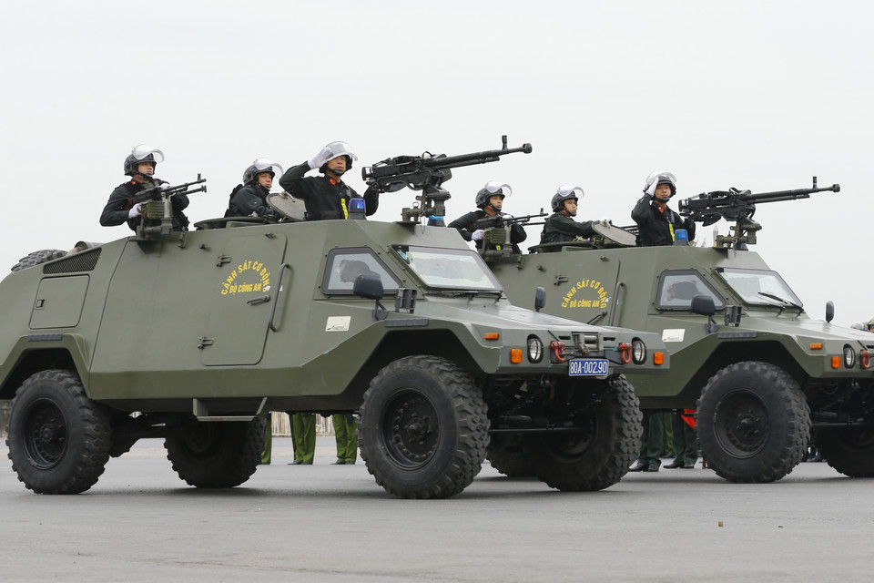 Các lực lượng xuất quân, triển khai các phương án, huy động phương tiện, huấn luyện võ thuật, diễn tập giải quyết các tình huống gây rối, các trường hợp tụ tập kích động tại các mục tiêu được bảo vệ. (Ảnh: Doãn Tấn/TTXVN)