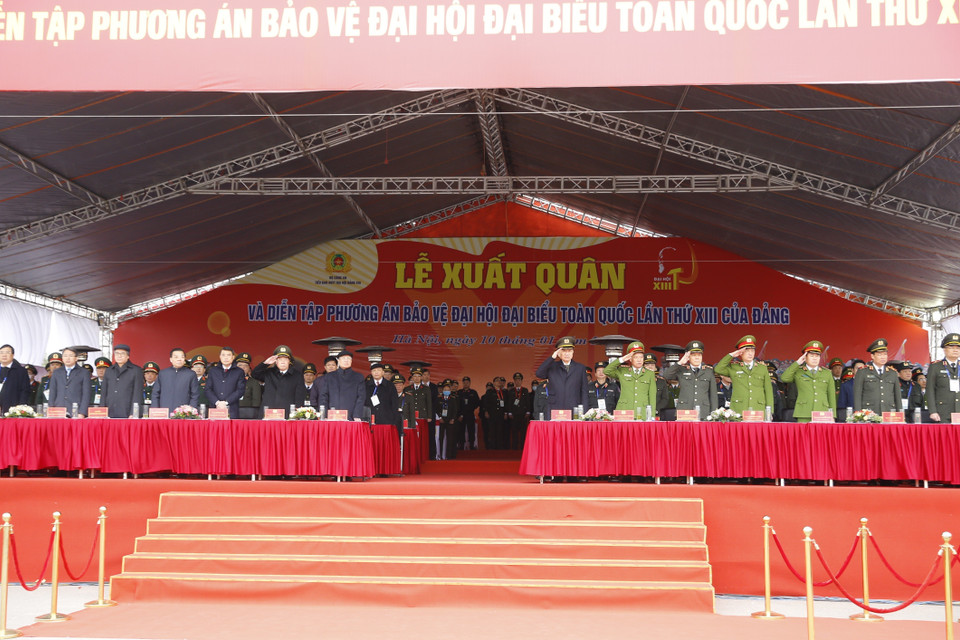 Ông Trần Quốc Vượng, Ủy viên Bộ Chính trị, Thường trực Ban Bí thư và các đại biểu dự Lễ xuất quân. (Ảnh: Doãn Tấn/TTXVN)