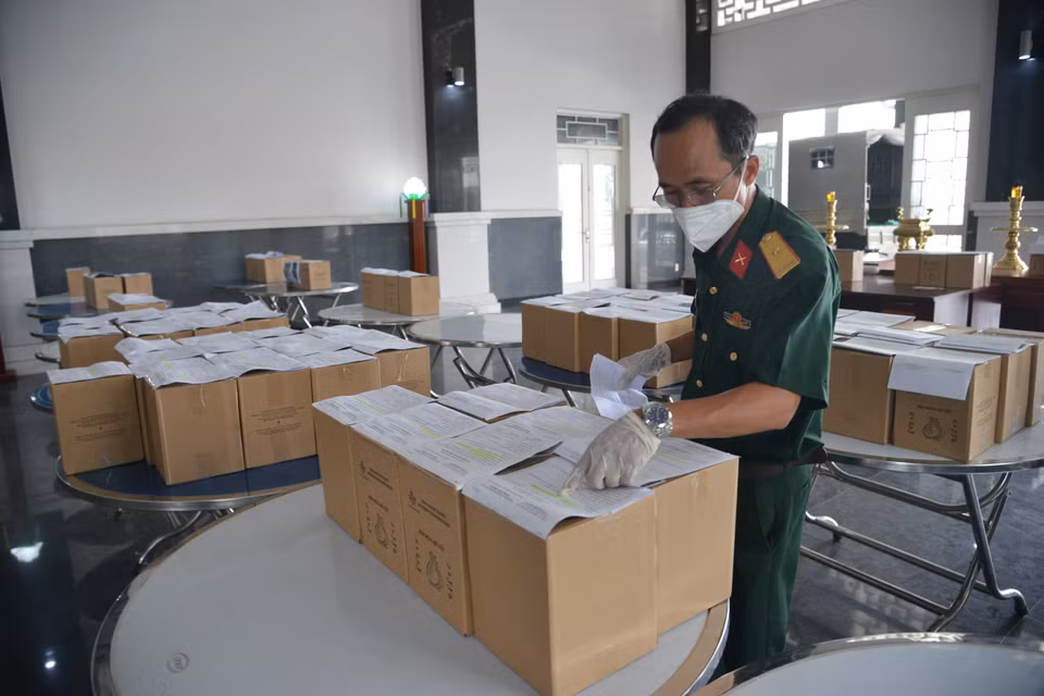 Các cán bộ Bộ Tư lệnh TP Hồ Chí Minh kiểm tra tro cốt người mắc bệnh COVID-19 tử vong tại Nhà tang lễ Thành phố Hồ Chí Minh trước khi giao về nhà cho thân nhân. (Ảnh: Mạnh Linh/TTXVN)