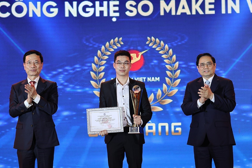 Thủ tướng Phạm Minh Chính và Bộ trưởng Bộ Thông tin và Truyền thông Nguyễn Mạnh Hùng trao giải Vàng cho các doanh nghiệp có Thu hẹp sản phẩm số của giải thưởng Sản phẩm công nghệ số Make in Vietnam 2021. (Ảnh: Dương Giang/TTXVN)