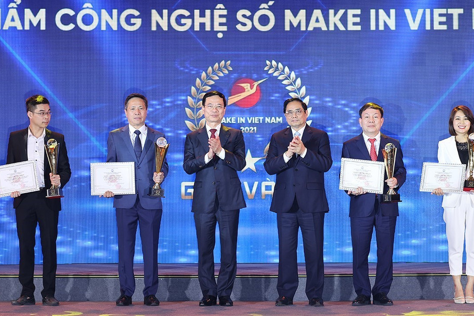 Thủ tướng Phạm Minh Chính và Bộ trưởng Bộ Thông tin và Truyền thông Nguyễn Mạnh Hùng trao giải Vàng cho các doanh nghiệp có Nền tảng số xuất sắc của giải thưởng Sản phẩm công nghệ số Make in Vietnam 2021. (Ảnh: Dương Giang/TTXVN)