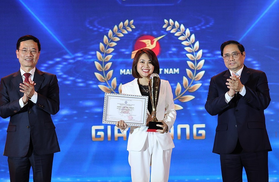Thủ tướng Phạm Minh Chính và Bộ trưởng Bộ Thông tin và Truyền thông Nguyễn Mạnh Hùng trao giải Vàng cho các doanh nghiệp có Giải pháp số xuất sắc của giải thưởng Sản phẩm công nghệ số Make in Vietnam 2021. (Ảnh: Dương Giang/TTXVN)