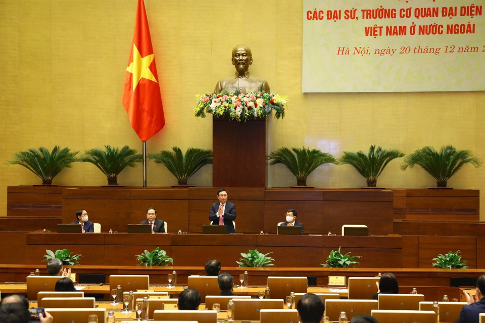 Chủ tịch Quốc hội Vương Đình Huệ tại buổi gặp mặt các đại sứ, trưởng cơ quan đại diện Việt Nam ở nước ngoài. (Ảnh: Văn Điệp/TTXVN)