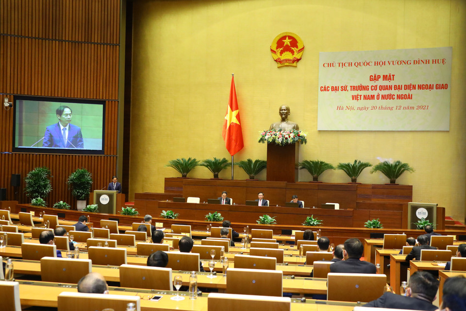 Bộ trưởng Bộ Ngoại giao Bùi Thanh Sơn báo cáo tại buổi gặp mặt. (Ảnh: Văn Điệp/TTXVN)