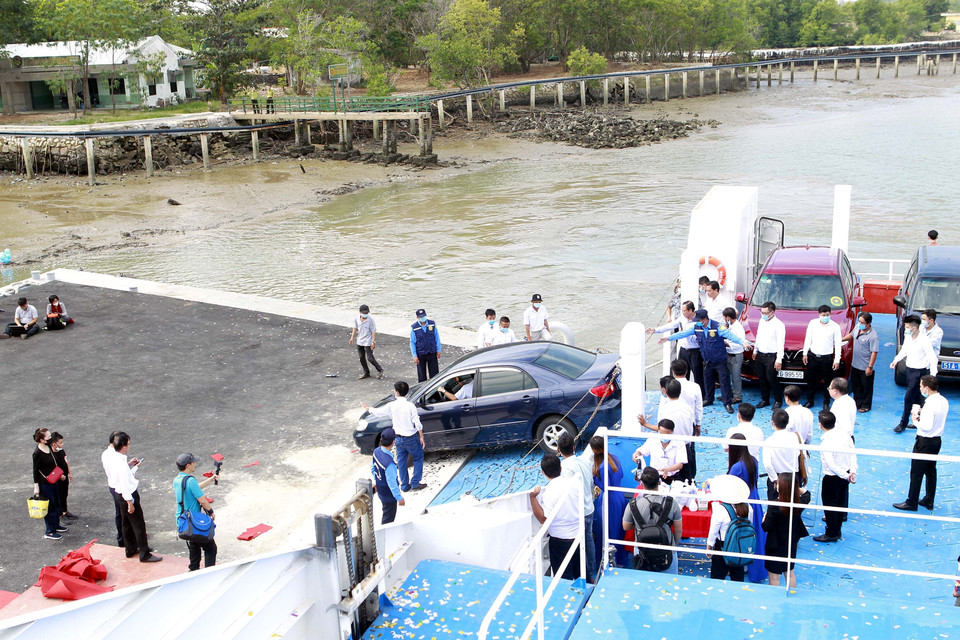 Người dân lên phà biển tại bến Tắc Suất, huyện Cần Giờ, Thành phố Hồ Chí Minh. (Ảnh: Thanh Vũ/TTXVN)