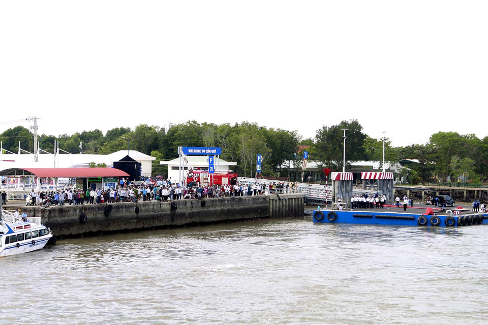 Người dân Cần Giờ vui mừng tham gia lễ khai trương tuyến phà biển tại bến Tắc Suất, huyện Cần Giờ, Thành phố Hồ Chí Minh. (Ảnh: Thanh Vũ/TTXVN)