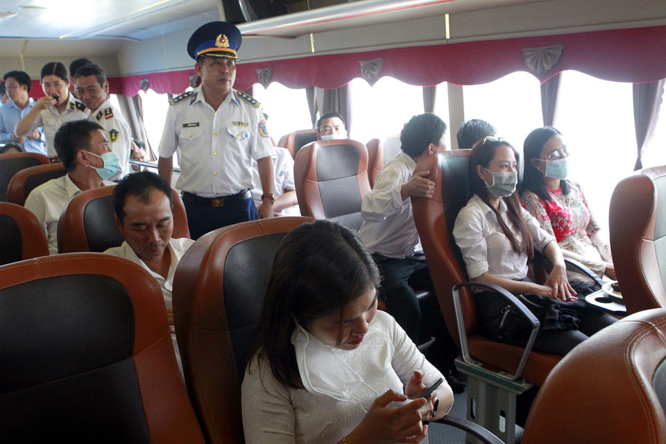 Khách tham quan trên khoang phà biển vận tải hành khách, hàng hóa Cần Giờ-Vũng Tàu. (Ảnh: Thanh Vũ/TTXVN)