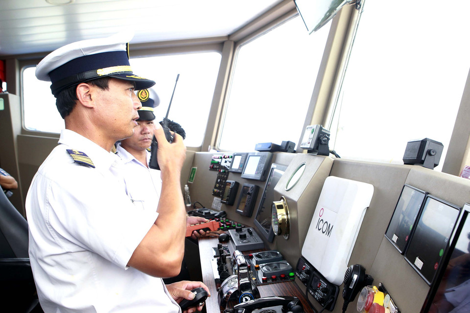 Thủy thủ đoàn đang vận hành phà biển vận tải hành khách, hàng hóa Cần Giờ-Vũng Tàu. (Ảnh: Thanh Vũ/TTXVN)