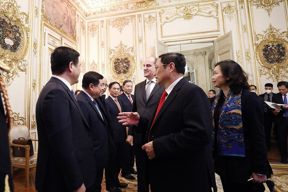 Thủ tướng Phạm Minh Chính giới thiệu với Thủ tướng Pháp Jean Castex thành viên chính thức Đoàn cấp cao Việt Nam. (Ảnh: Dương Giang/TTXVN)